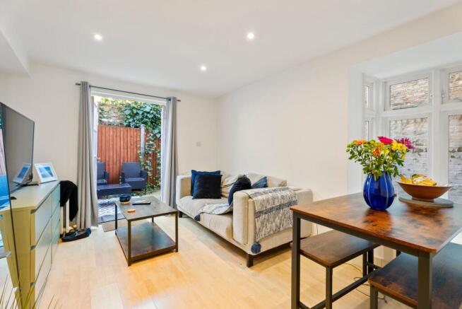 2 bed property, in Aliwal Road, £565,000