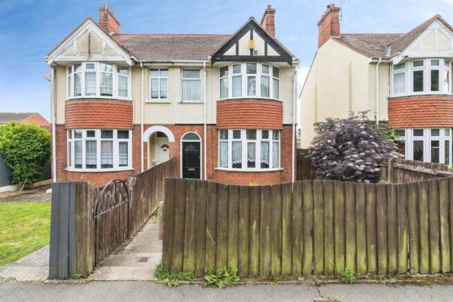 3 bed property, in Oulton Road, £200,000