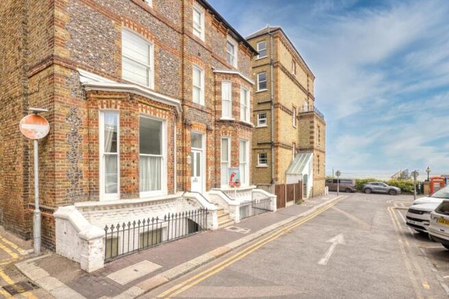 2 bed property, in Chandos Square, £300,000