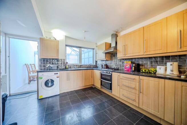 4 bed property, in Horners Croft, £270,000