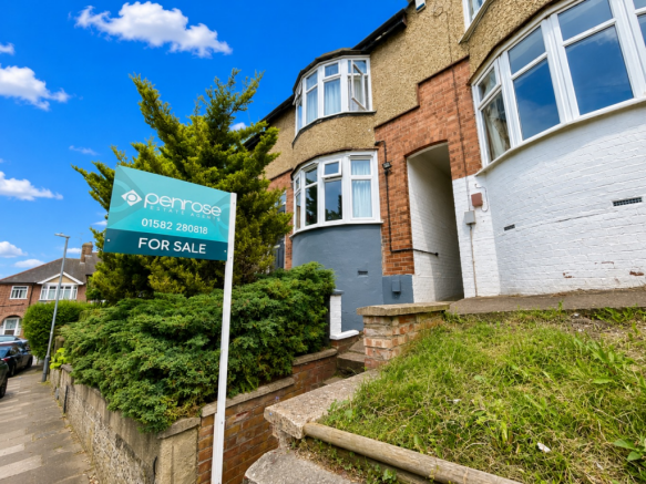 2 bed property, in Baker Street, £270,000