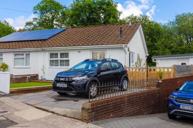 2 bed property, in Heathlands, £255,000
