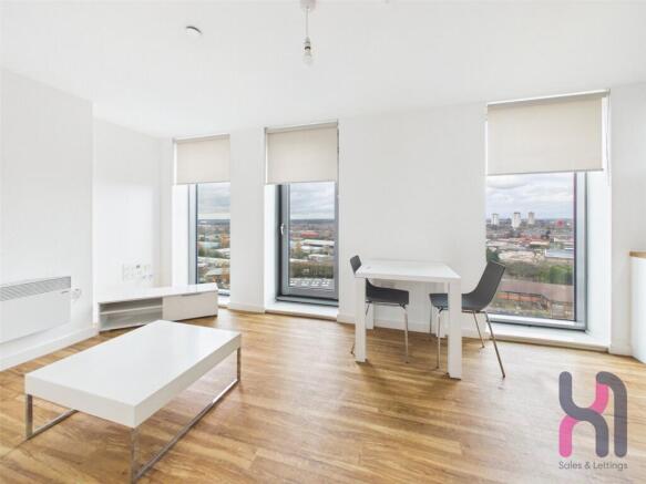 2 bed property, in Media City, £200,000