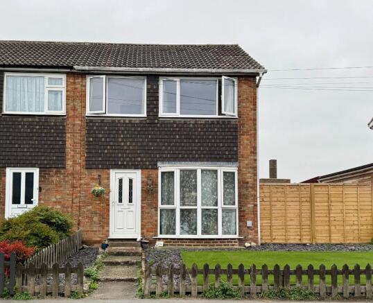3 bed property, in Queenborough Road, £275,000