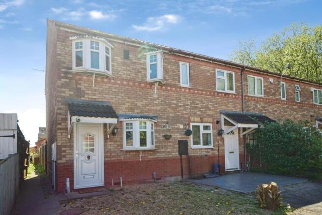 2 bed property, in Sarah Close, £200,000