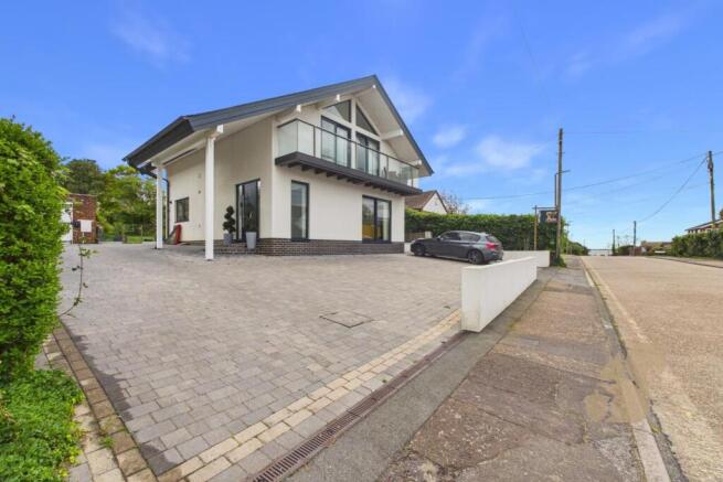 2 bed property, in Broomhills Road, £775,000