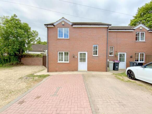 2 bed property, in Fern Mews, £150,000