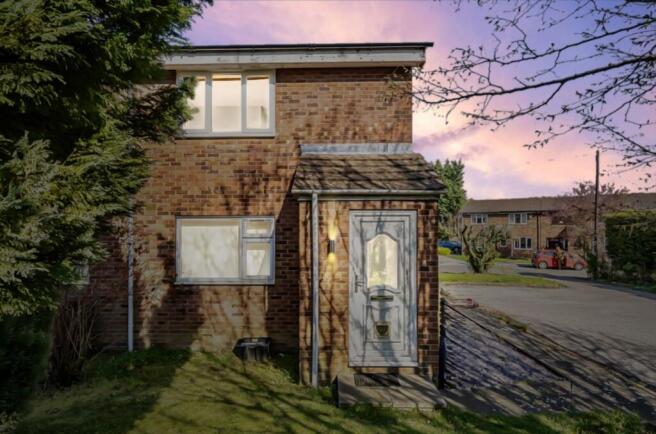 1 bed property, in Curlew Avenue, £68,000