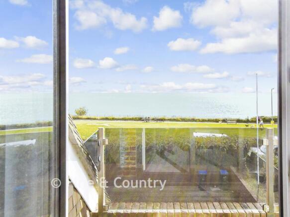 4 bed property, in Western Esplanade, £1,425,000