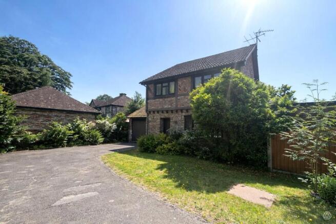 4 bed property, in Beaulieu Close, £675,000