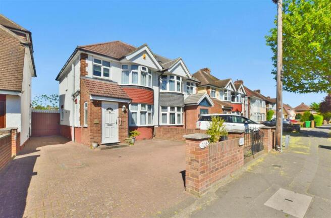 3 bed property, in Stoke Poges Lane, £575,000