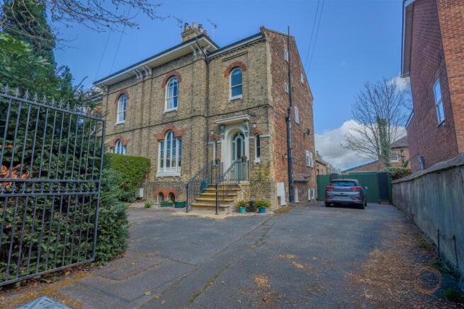 5 bed property, in Pinchbeck Road, £499,995