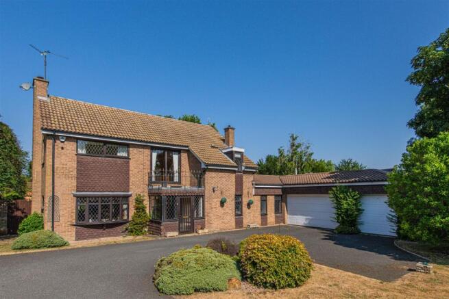 3 bed property, in Manor Close, £650,000