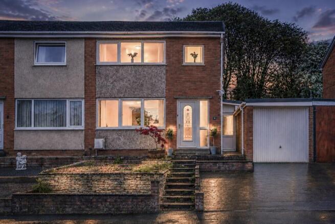 3 bed property, in Romany Way, £215,000