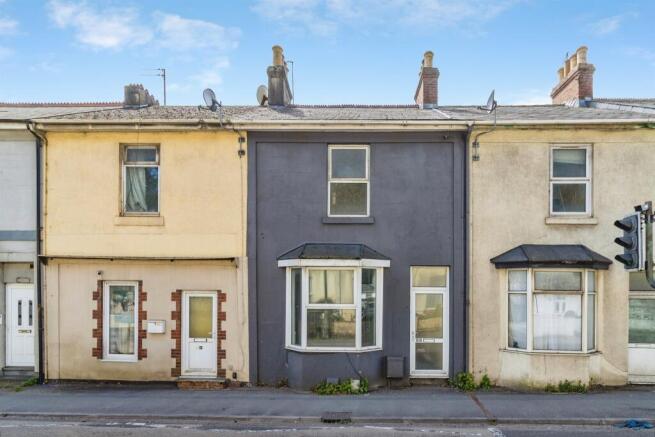 2 bed property, in Hele Road, £150,000
