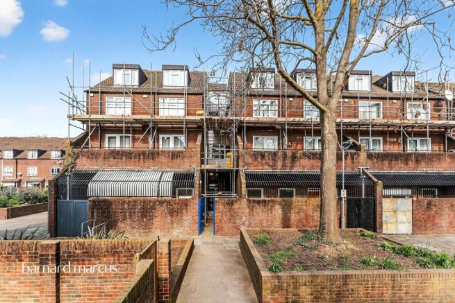 2 bed property, in Falcon Road, £375,000
