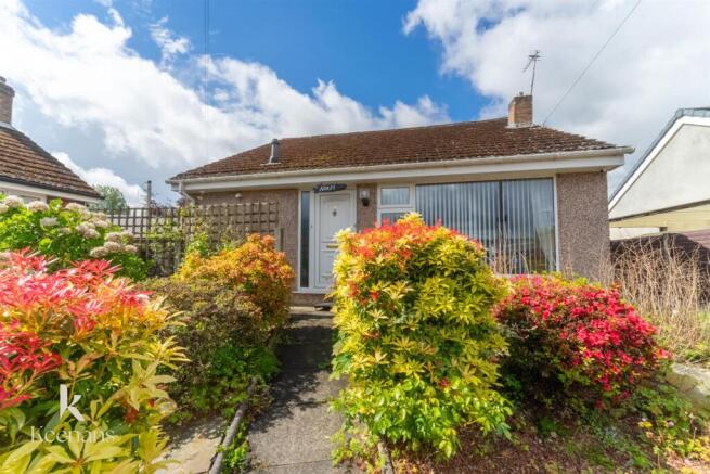 2 bed property, in Andrew Avenue, £245,000