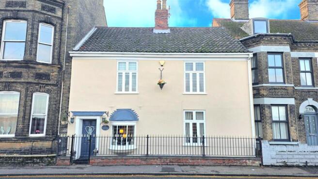 3 bed property, in High Street, £284,000