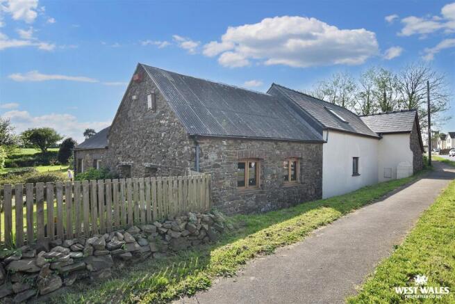 4 bed property, in Simpson Cross, £550,000