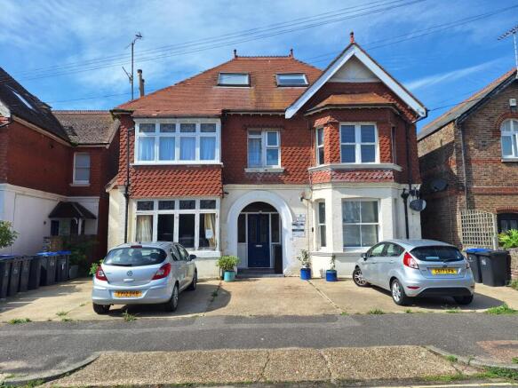 1 bed property, in Queens Road, £90,000
