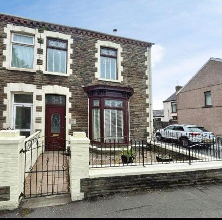 4 bed property, in Ynys Street, £225,000