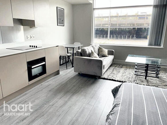 1 bed property, in Wokingham Road, £135,000