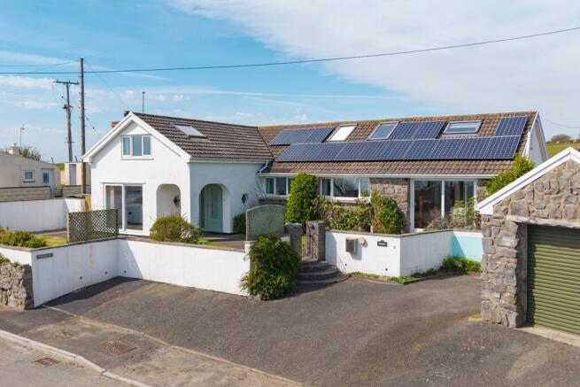 5 bed property, in Trewent Hill, £500,000