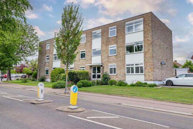2 bed property, in Hadleigh Road, £280,000