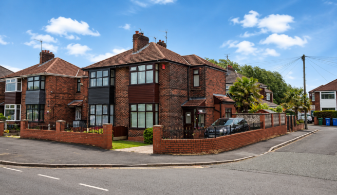 2 bed property, in Ashton Road West, £125,000