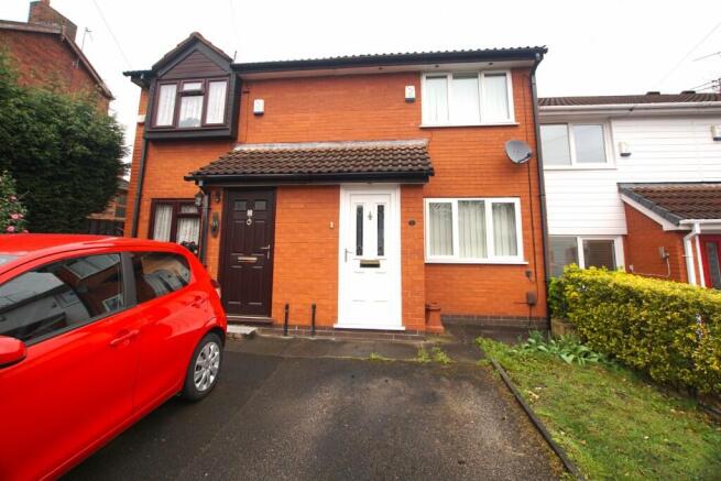 2 bed property, in West St, £190,000