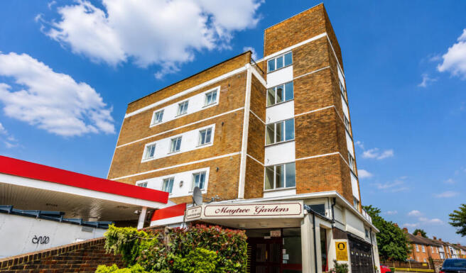 1 bed property, in South Ealing Road, £250,000
