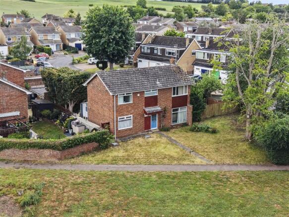 4 bed property, in Kingfisher Walk, £460,000