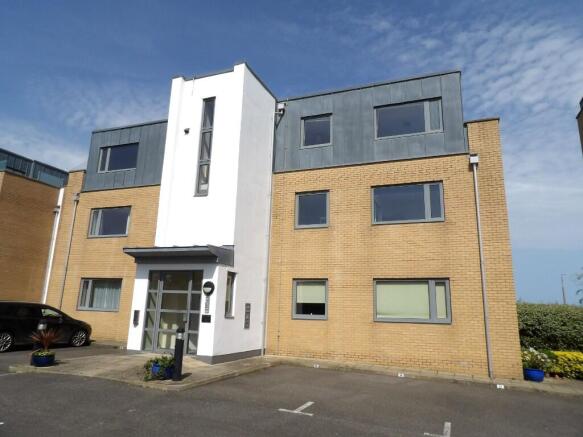 2 bed property, in Lower Marine Parade, £215,000