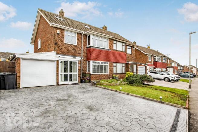 3 bed property, in Thong Lane, £415,000