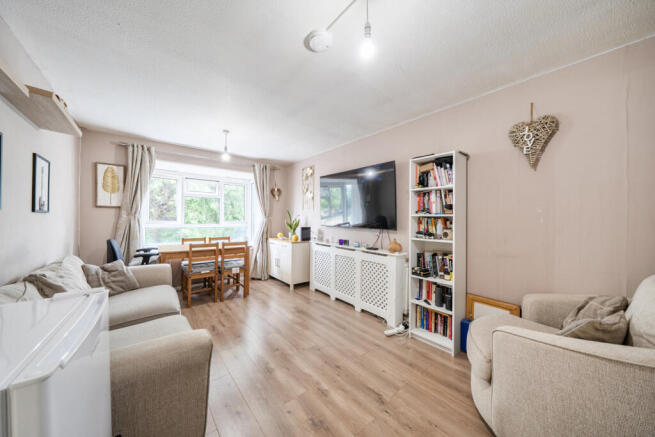 1 bed property, in Morgans Lane, £240,000