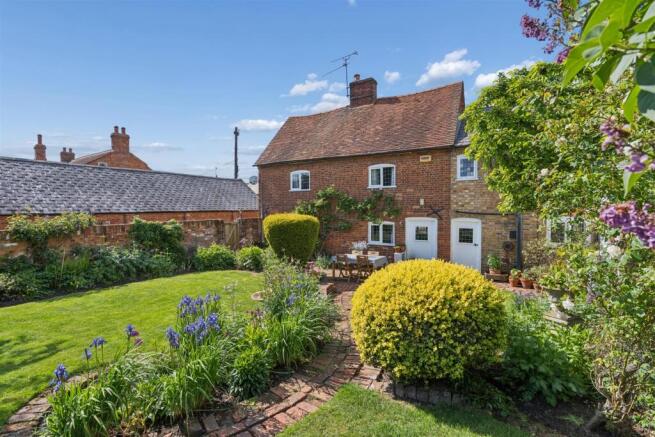 3 bed property, in Dunton Road, £775,000