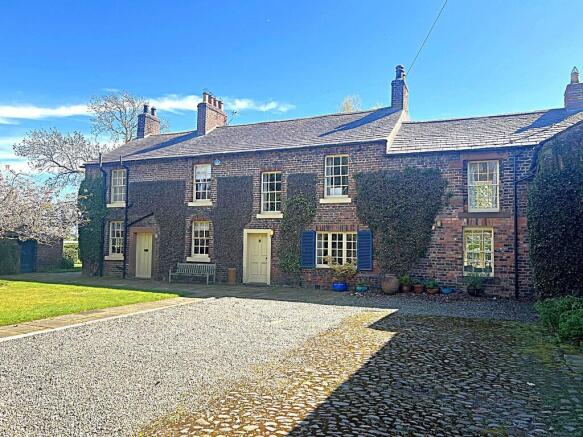 4 bed property, in Linstock, £675,000