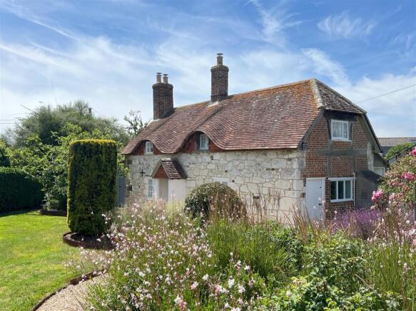 2 bed property, in Brighstone, £495,000