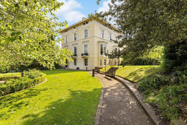 2 bed property, in Apartment 1, £600,000