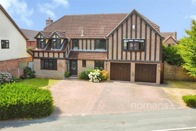 5 bed property, in Raeburn Way, £900,000