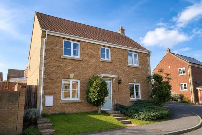 4 bed property, in Paxmans Way, £325,000