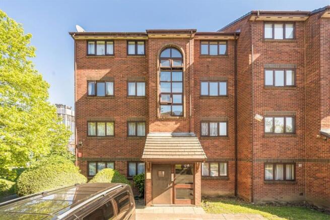 1 bed property, in Cotton Avenue, £250,000