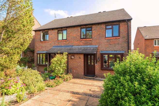 3 bed property, in St. Annes Close, £425,000