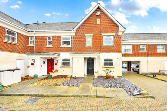 4 bed property, in Deepcut, £400,000