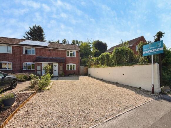 2 bed property, in Butlers Court, £240,000