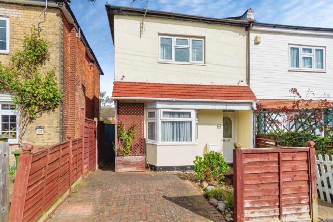 2 bed property, in Priory Road, £220,000