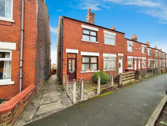2 bed property, in Islington Road, £165,000