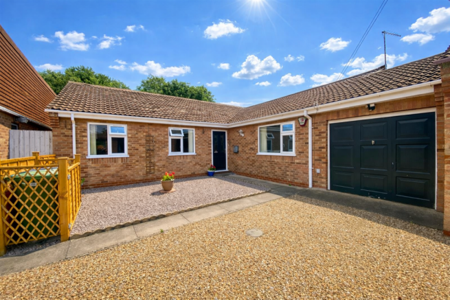 2 bed property, in Barham Close, £260,000