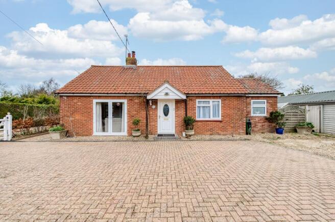 2 bed property, in Pound Hill, £350,000