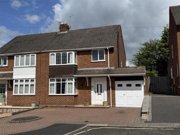 3 bed property, in Oakfield Close, £275,000